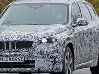 BMW最小SUV「X1」にもフルEVバージョン設定が確実に…開発車両を初スクープ! 画像