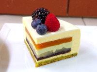 素通りできない東京駅…クリスマスケーキが並ぶエキナカ改札内外 画像