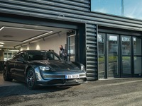 ポルシェ タイカン、発売半年で1000台目を納車…EV普及先進国ノルウェー 画像