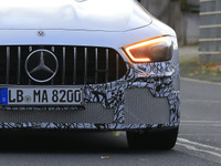 メルセデスAMG GT 4ドアクーペにPHEV「73e」追加の可能性…改良プロトを激写 画像