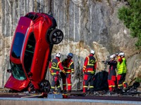 高さ30mから新車を落下、ボルボカーズの過酷な衝突テストの狙い［動画］ 画像