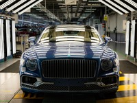 ベントレー フライングスパー 新型に550馬力ツインターボの「V8」、生産開始…欧州で納車へ 画像
