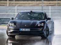 ポルシェ『タイカン』、ギネス世界新記録…EVによる連続ドリフト走行で42.171km［動画］ 画像