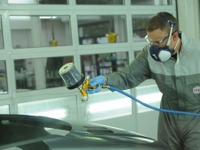 テュフの自動車補修塗装技術エキスパート認定トレーニング、第1号は「R-M」 画像