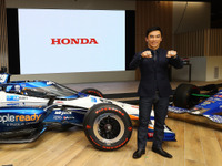 インディ500で2勝目達成の佐藤琢磨、2台の優勝車の前で“凱旋報告” 画像