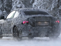 発表間近のBMW 2シリーズクーペ 次期型、最新プロトが豪雪を駆ける…M2は420馬力!? 画像