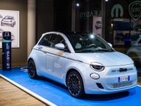 FCA、電動車に特化したブランド体験施設をイタリアに開業…主役はEVのフィアット 500 新型 画像
