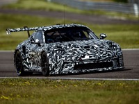 ポルシェ 911 新型に初のレーサー、プロトタイプの写真　12月12日正式発表 画像