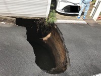 調布市の道路陥没、東日本高速の外環道トンネル工事が原因---住民に謝罪説明会［新聞ウォッチ］ 画像