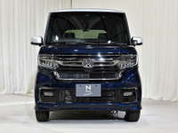 【ホンダ N-BOX 改良新型】「カスタム」のナンバープレート取り付け位置が変わったのはなぜか? 画像