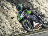 カワサキ Ninja 650、2021年モデル発売へ　カラー＆グラフィック変更 画像