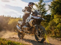 BMWモトラッド、アドベンチャーモデル新型『R1250GS』発売へ　価格は219万2000円より 画像