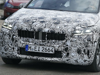 BMW 2シリーズ アクティブツアラー 次期型、最新プロトから見えた新LEDとワイドグリル 画像