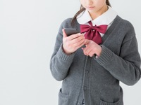 後出しのKDDI、大手3社で最安値20ギガ月額2480円---3月から新プラン導入へ［新聞ウォッチ］ 画像