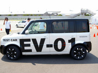 【日産 先進技術試乗】「2010年投入のEVはCセグメントで」…日産執行役員 画像
