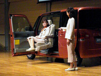 ダイハツ タント …助手席昇降シート車を発売 画像