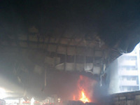 首都高、タンクローリー火災事故…現場写真蔵 画像