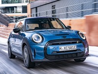 MINIのEV『クーパーSE』に改良新型、表情刷新…欧州発表 画像