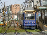 都電が「サイドリザベーション」状に線路切替…道路工事期間中 画像