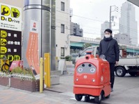 自動宅配ロボットの実証実験を実施中…東京の佃・月島エリアで、ZMPデリロをエネオスSSに配備 画像