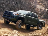 米トヨタのピックアップトラック、『タコマ』に「TRDリフトキット」…オフロード性能を追求 画像