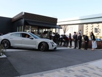 ポルシェターボチャージャーがあれば遠出も安心…タイカン、東京有明で納車セレモニー 画像