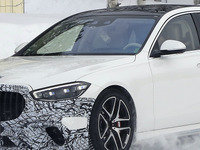 バックミラーのサイコロは何のサイン？ メルセデスAMG『S63e』プロト、電動V8が牙を剥く 画像