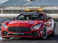 メルセデスAMG GT に585馬力の「R」、F1セーフティカーに…新色レッドで塗装 画像