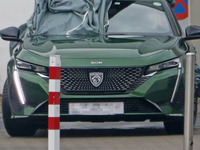 プジョー 308 次期型は“新ライオンマーク”装着!高級感アップ、PHEVも 画像