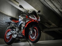 アプリリア、新型スポーツネイキッド『トゥオーノ660』の予約受注開始　価格は130万9000円 画像