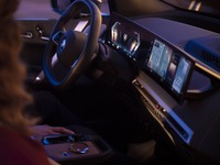 BMW「iDrive」、8世代目を発表…27インチの大型ディスプレイ採用 画像