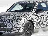 次世代MINIは“ちょっとミニ”になる? BMW風ワイドスクリーンの開発車両をスクープ 画像