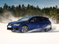 VW ゴルフR 新型とEVの ID.4、雪上テスト…ドリフト走行も［動画］ 画像