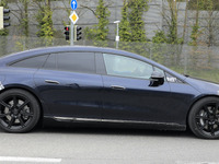 デビュー直前、メルセデスベンツ EQS 市販ボディをスクープ! 画像