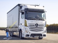 メルセデスベンツのトラック、巻き込み事故防止警告に自動ブレーキ追加…6月から欧州で 画像