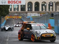 MINIのEVの高性能版を示唆、ペースカーが実戦デビュー…フォーミュラE 画像