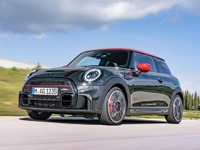 MINI ハッチバックの高性能モデル「JCW」に改良新型、表情変化…欧州発表 画像