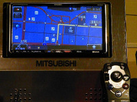 【三菱電機カーナビ08秋モデル】どこに座っていてもナビ操作できる 画像