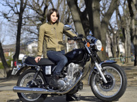 【ヤマハ SR400 試乗】キックスタートは女子には大変？レトロな振動も「楽しい！」…小鳥遊レイラ 画像