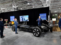 「自動車産業の未来は電気だ」…バイデン米大統領、フォード工場視察で新型EVに試乗［新聞ウォッチ］ 画像