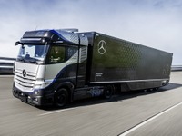 メルセデスベンツの燃料電池トラック、走行テスト開始 2027年に量産へ 画像