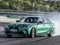 BMW M3 新型と M4 新型、「ドリフトブラザーズ」が息の合ったパフォーマンス 画像