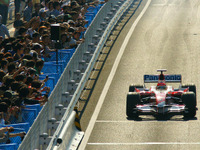 【トヨタF1お台場イベント】写真蔵…6速全開!!　タイヤスモークを上げて 画像