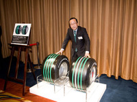 【ブリヂストンF1】日本GP直前会見…特製“グリーンタイヤ”披露 画像