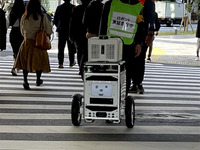信号機と連携する自動走行ロボット、屋外配送試験に成功…ソフトバンクと佐川急便 画像