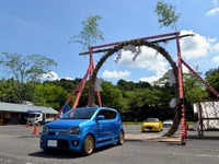 交通安全と疫病祓い…笠間稲荷神社「車の茅(ち)の輪くぐり」 画像