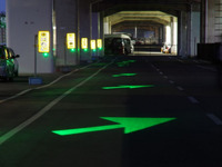 矢印を路面に投影、車線変更予告…小型照明装置 画像