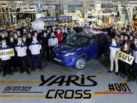 トヨタ ヤリスクロス、欧州仕様はハイブリッドのみ…生産開始 画像