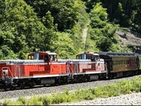 DE10の重連が『DLやまぐち号』を初牽引…『STU48』メンバー特製の記念乗車証も配布 画像