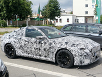 2シリーズクーペとは違う湾曲ディスプレイを激写!BMW M2クーペ 新型 画像